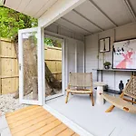 The Wandsworth Loft - Entrancing 2Bdr Flat With Garden